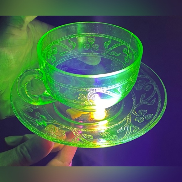 Rare Vintage 1930’s Hazel Atlas Uranium Glass Tea Cup and Saucer Shamrock Motif - Picture 6 of 10